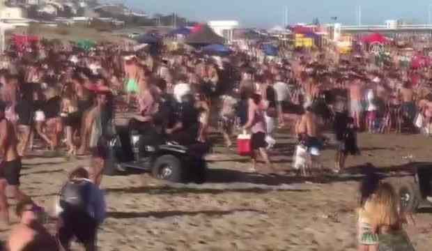 Arjantin’de polis plajda sosyal mesafe kuralına uymayanları dağıttı
