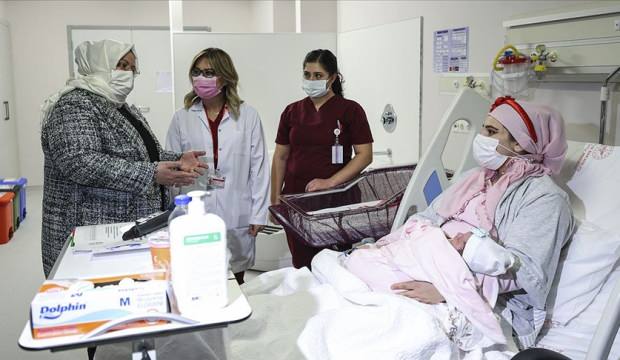 Bakan Zehra Zümrüt Selçuk yeni yılın ‘ilk bebeklerini’ ziyaret etti