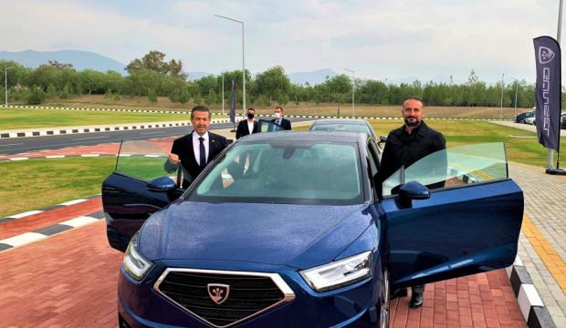 Dışişleri Bakanı Tahsin Ertuğruloğlu, KKTC’nin yerli otomobilini test etti