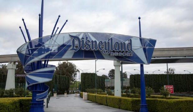 Disneyland’da metrelerce koronavirüs aşı kuyruğu