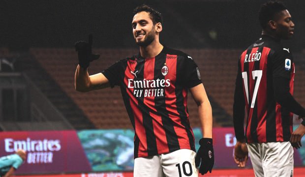 Hakan Çalhanoğlu ayın futbolcusu seçildi