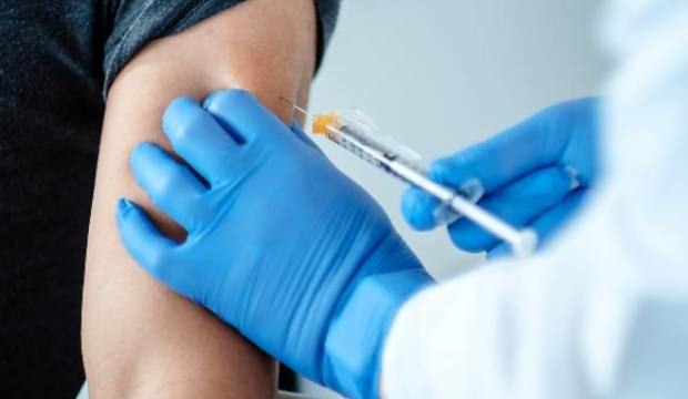İngiltere’de Kovid-19 aşısı olan NHS çalışanı Türk doktordan yan etki açıklaması