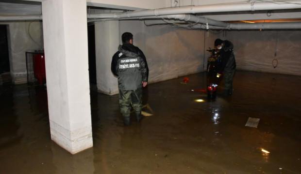 İzmir’de yine aynı görüntüler! Sağanak sonrası evleri su bastı