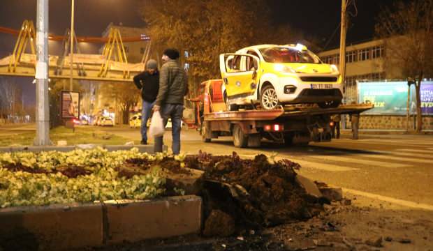 Kısıtlamada taksiciler boş yolda kafa kafaya çarpıştı: 2 yaralı