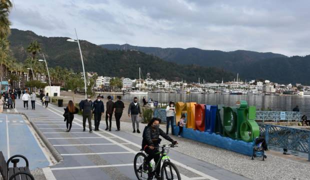 Marmaris’te güneşli havayı görenler, sahile çıktı