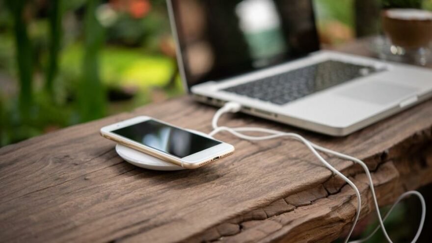 MacBook’lar, iPhone’ları kablosuz şarj edecek