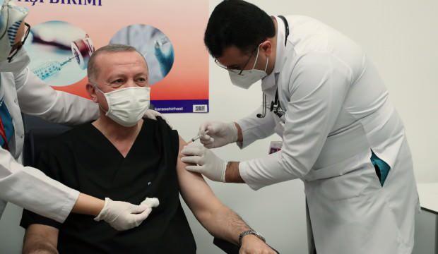 Sosyal medya onu konuştu! İşte Erdoğan’a aşı yapan doktor