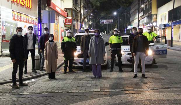 TÜGVA’lı gençlerden görev başındaki polislere destek ziyareti