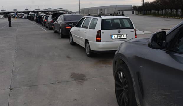 Yoğunluk başladı, uzun araç kuyrukları oluştu