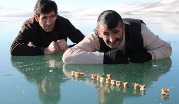 Yüzeyi buz tutan Çıldır Gölü’nde ‘aşık’ oynadılar