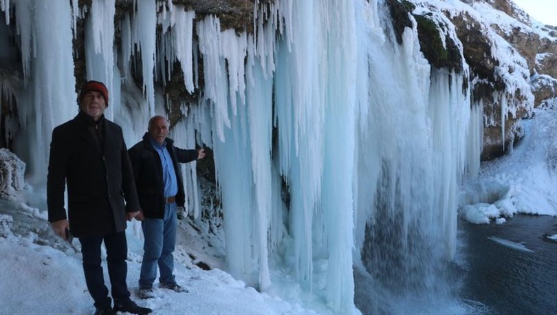 Sibirya soğukları şelaleyi dondurdu, dev sarkıtlar şölen sundu