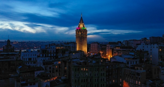 Galata Kulesi renkleriyle göz kamaştırdı