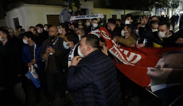 Erdoğan’a AK Parti’li gençlerden İstiklal Caddesi’nde doğum günü sürprizi