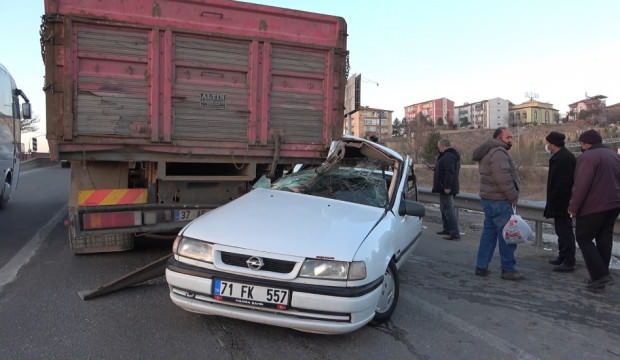 Kırıkkale’de otomobil kamyona ok gibi saplandı