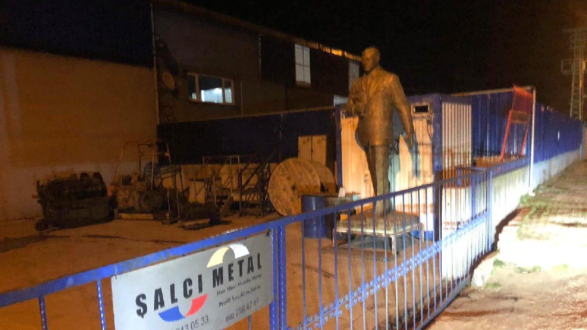 Atatürk heykelini hurda diye sattılar