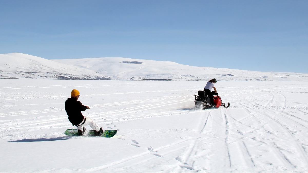 Buz tutan Çıldır Gölü'nde snowboard ve drift