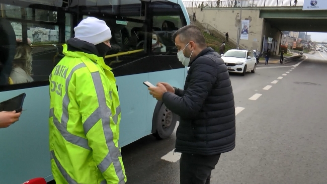 Maltepe'de ceza kesilen sürücü minibüsü bırakıp gitti