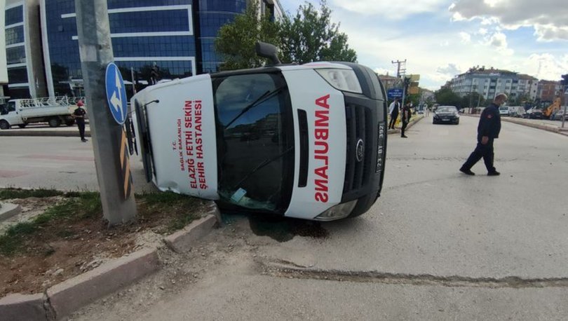 Otomobilin çarptığı ambulans devrildi; koronavirüs hastası yaralandı