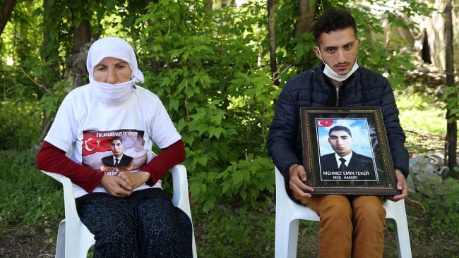 Muş'un Düzkışla beldesinde yaşayan ve 2014'te dağa kaçırılan Mehmet Emin'in annesi Gülbahar Teker (solda).