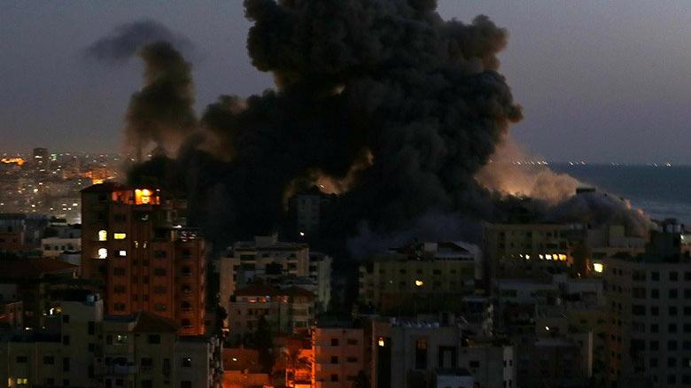 İsrail, Gazze'de 13 katlı binayı vurdu