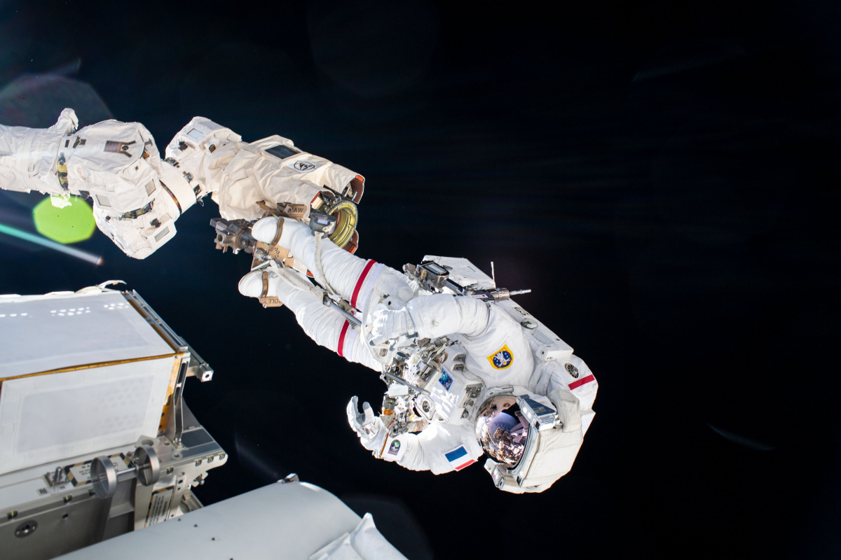 ISS’deki astronotlar uzay yürüyüşüne çıktı