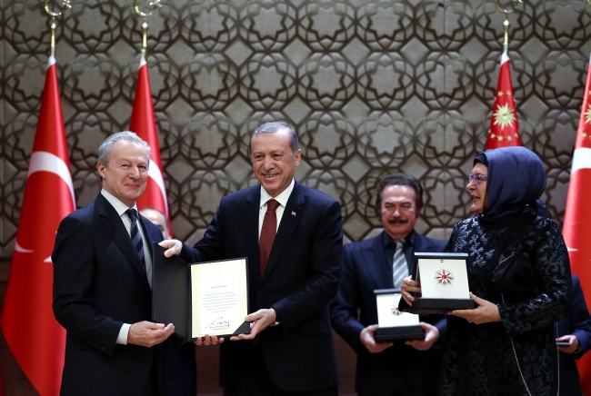 Cumhurbaşkanı Erdoğan, 2015'teki Cumhurbaşkanlığı Kültür ve Sanat Büyük Ödülleri töreninde, Vefa Ödülüne layık görülen Cemil Meriç'in ödülünü kızı Ümit Meriç ve oğlu Mahmut Ali Meriç'e vermişti.