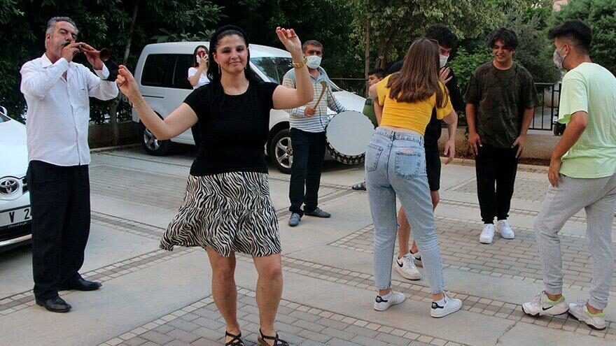 18 yıllık eşinden boşandı, göbek attı