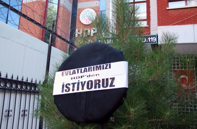 Evlat nöbeti tutan babalardan HDP Genel Merkezi'ne siyah çelenk