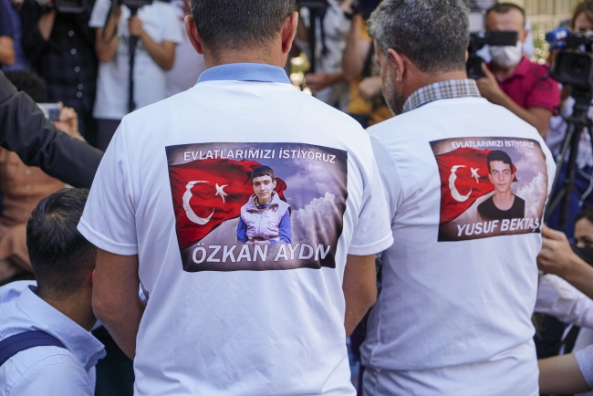Evlat nöbeti tutan babalardan HDP Genel Merkezi'ne siyah çelenk
