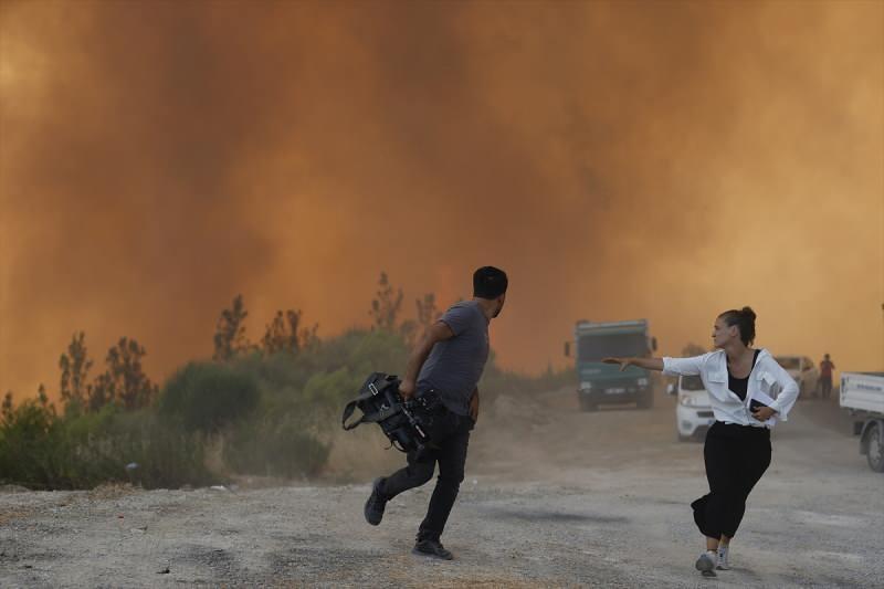 Antalya'nın Manavgat ilçesinde süren orman yangınına havadan ve karadan müdahale ediliyor. Karayoluna kadar yükselen alevler nedeniyle orman işçileri, vatandaşlar ve gazeteciler zor anlar yaşadı.