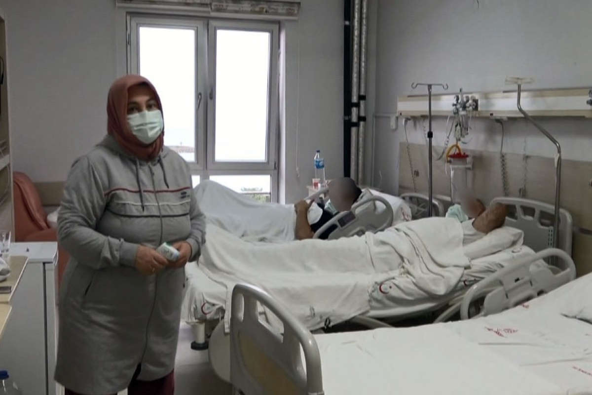 Korona virüse yakalanan eşi ve oğlunun hem refakatçisi hem de hemşiresi