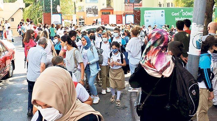 Sınıfta mesafe kapıda dip dibe