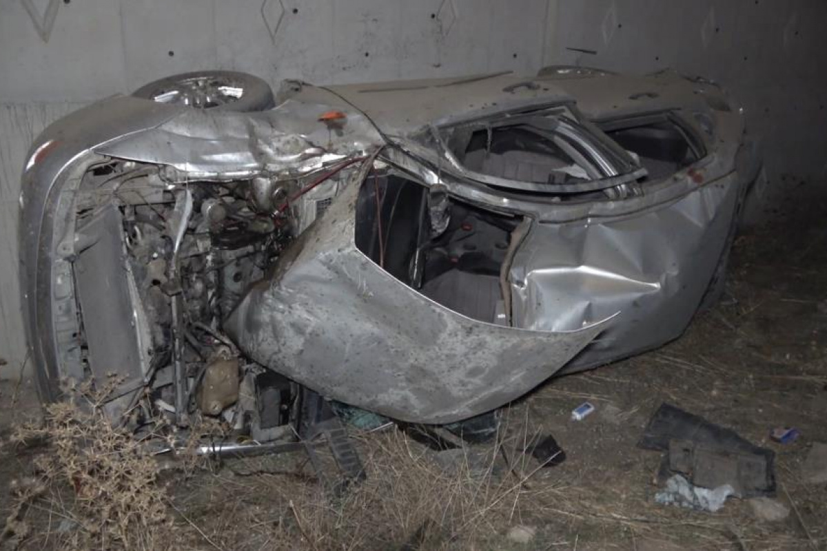 Takla atan otomobil metrelerce sürüklendi: Baba ve oğul ölümden döndü