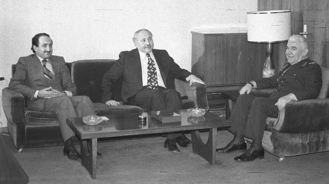 Dönemin İçişleri Bakanı Asiltürk (solda), Başbakan Yardımcısı Necmettin Erbakan. (ortada) ile 20 Mart 1976'da Kara Kuvvetleri Komutanı Orgeneral Namık Kemal Ersun'u ziyaret etti. (AA-Arşiv)