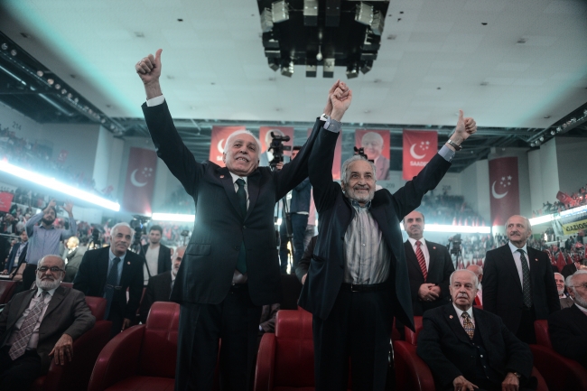 Saadet Partisi Yüksek İstişare Kurulu (YİK) Başkanı Asiltürk (sağda), 4 Ekim 2015'te Saadet Partisi Genel Başkanı Mustafa Kamalak (solda) ile partisinin milletvekili aday tanıtım toplantısına katıldı. (AA-Arşiv)