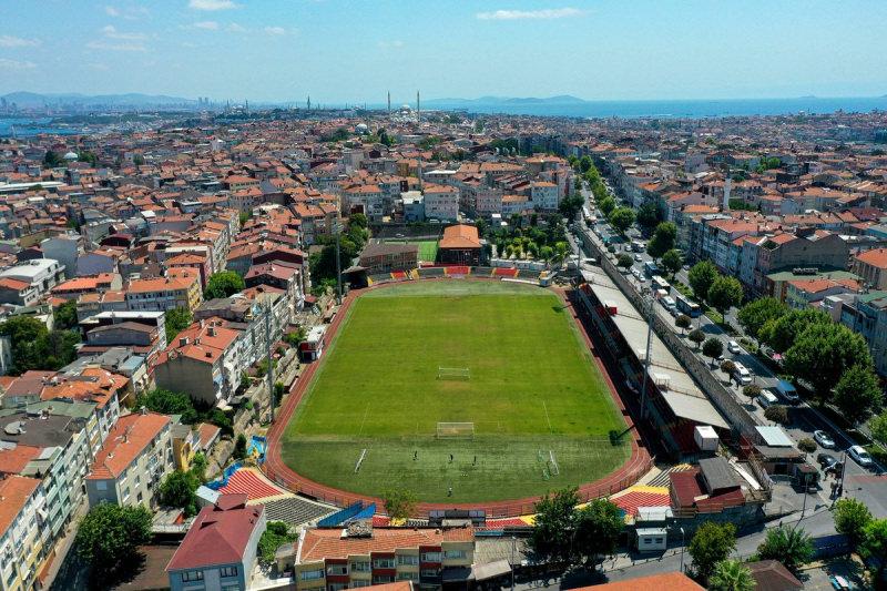 Karagümrükspor mevcut stadının yönetmeliklere uygun olmadığı için maçlarını İstanbul'daki diğer stadyumlarda oynuyor.