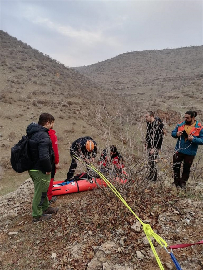 Diyarbakır'da kanyona düşen kadın kurtarıldı