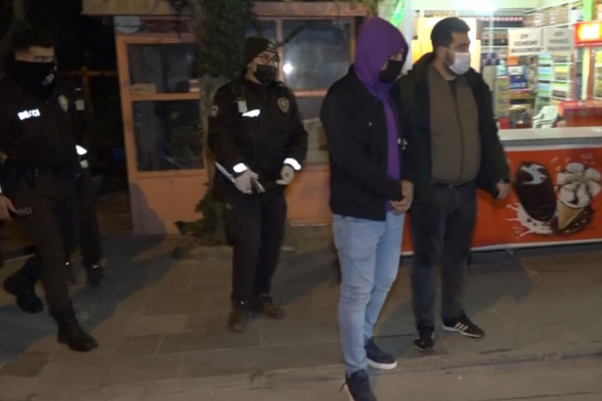 Tabanca ve bıçakla yakalanan genç gözaltına alındı