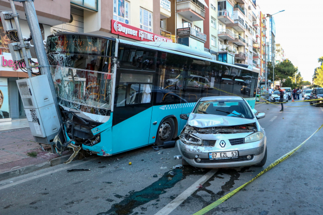 Antalya'da halk otobüsü durağa çarptı