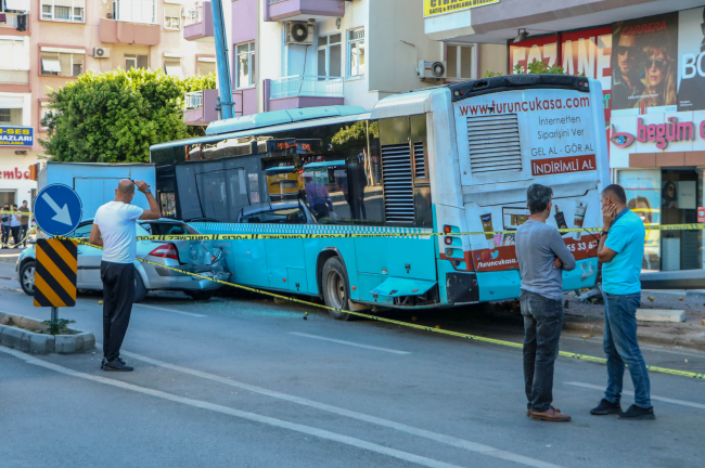 Antalya'da halk otobüsü durağa çarptı