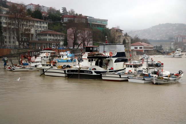 Zonguldak'ta şiddetli rüzgar nedeniyle balıkçılar açılamadı