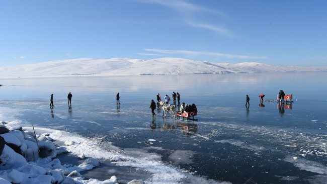 Buzla kaplı Çıldır Gölü'nde atlı kızakla gezinti keyfi
