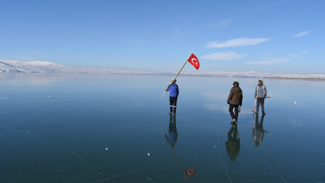 Buzla kaplı Çıldır Gölü'nde atlı kızakla gezinti keyfi