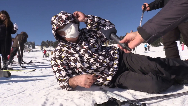 Uludağ'da acemi kayakçıların röportajı yerde bitti