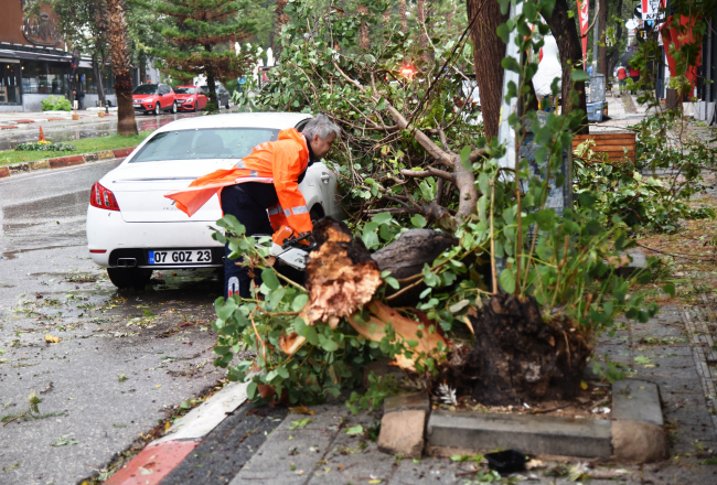 Antalya'da hızı 130 kilometreyi bulan fırtına: Çatılar uçtu, yol çöktü
