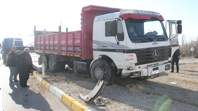 Konya'da kamyon ve traktör çarpıştı: 1'i ağır 2 yaralı