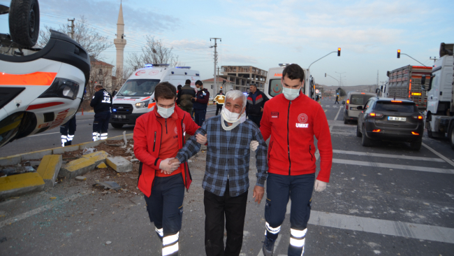 Aksaray'da ambulansla otomobil çarpıştı: 4 yaralı