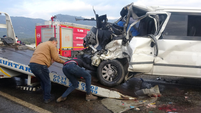Tır, minibüs ve otomobile çarptı: 1 ölü, 3 ağır yaralı