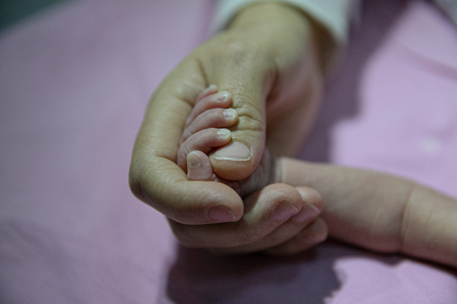 Koronavirüsün ayırdığı anne ve yeni doğan bebeği tekrar buluştu