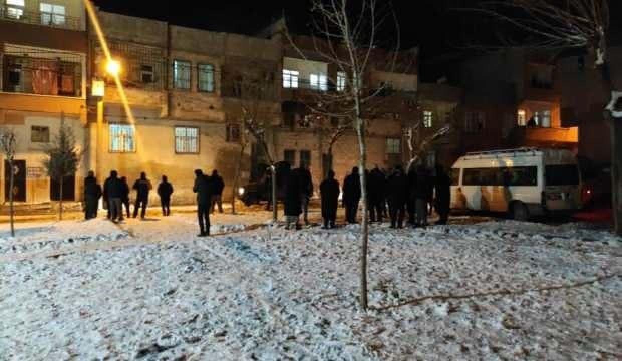 5 çocuk annesi genç kadın evinde silahla öldürüldü